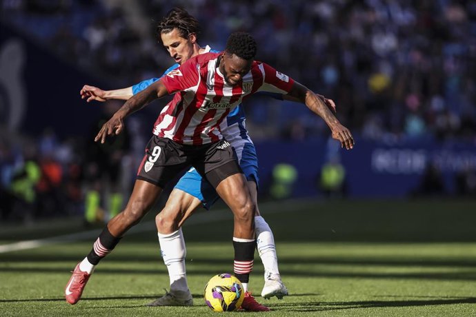 Archivo - Iñaki Williams y Pere Milla en el Espanyol-Athletic Club de la pasada temporada