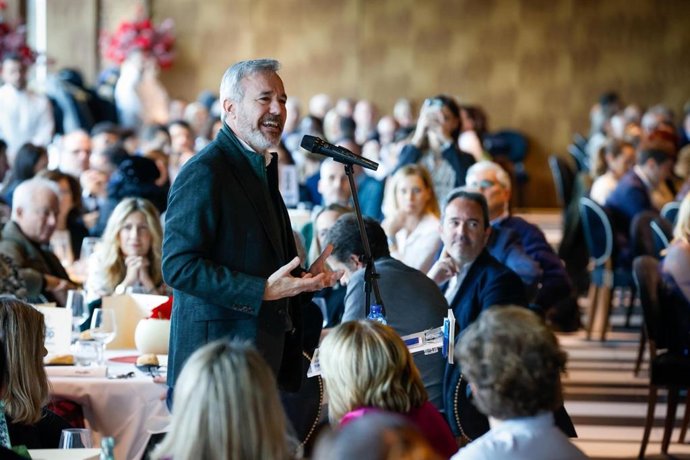 Azcón se dirige a los afiliados del PP de Zaragoza en la comida de Navidad celebrada este domingo.