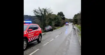 Dos trasladados, uno de ellos menor, tras salirse de la vía y chocar con un árbol en Lezaun