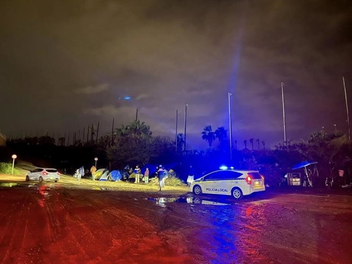 Un grupo de migrantes a los que se denegaba la entrada en el CETI de Melilla en marzo de 2025. (Foto de archivo).