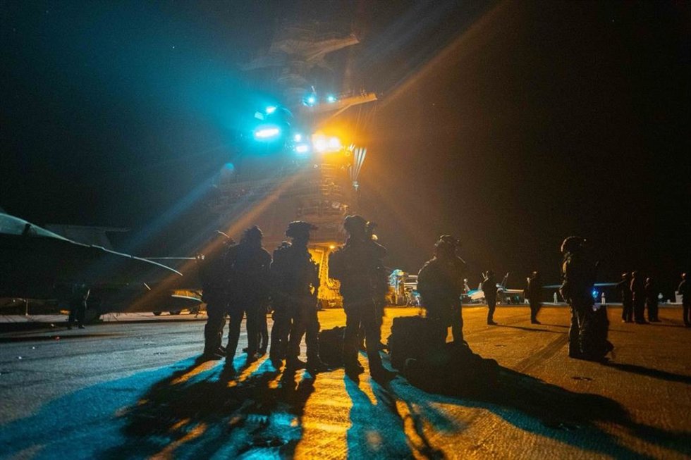 Guardacostas de EEUU se preparan para el abordaje de un petrolero cerca de Venezuela