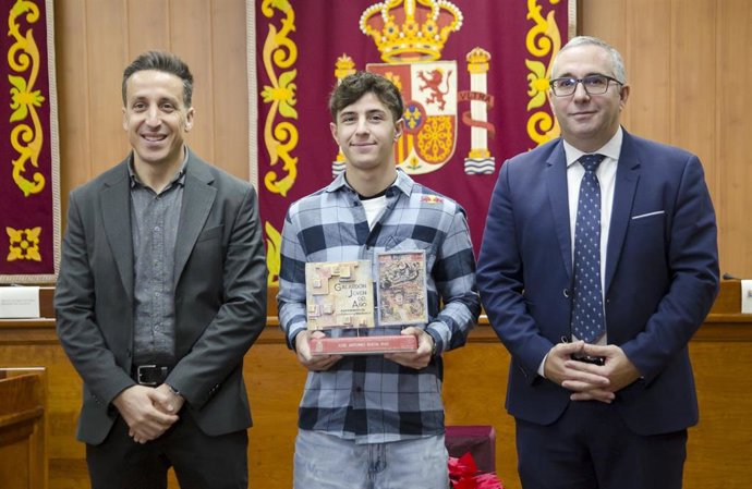 El campeón del mundo de Moto3, José Antonio Rueda, junto con el alcalde de Los Palacios y Villafranca, Juan Manuel Valle, y el delegado municipal de Deportes, Manuel Carvajal.