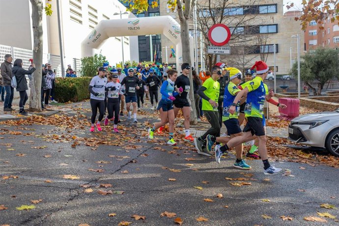 Archivo - Cientos de atletas se ponen en la piel de las personas ciegas en la 'Carrera de la Ilusión' de Toledo