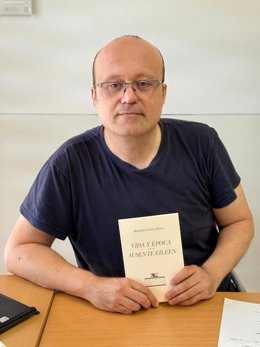 Manuel García Pérez posando con su último poemario 'Vida y época de la ausente Eileen'