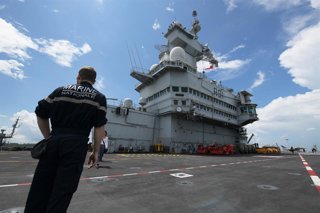 Archivo - 2019?5?28?.??????â€”â€”???????????????..5?28??????????????????????????????????????????????473??????????????5??????????????????.???? ??????..A soldier on duty onboard the French aircraft carrier ''Charles de Gaulle'', berthed in Singapore's Chang