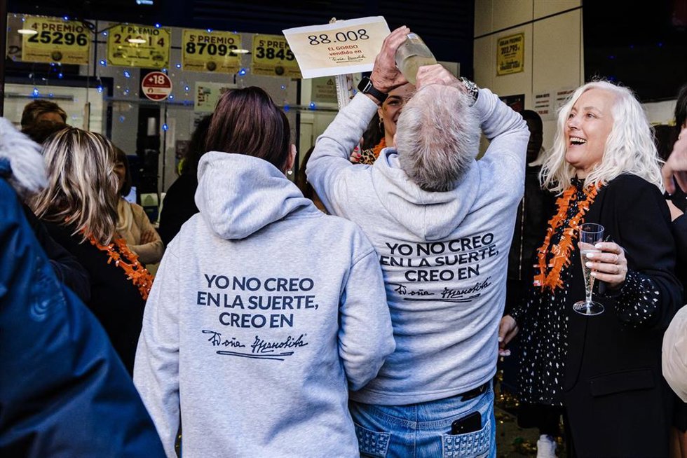 Archivo - Agraciados con el Primer Premio del Sorteo Extraordinario de Lotería de Navidad 2023 correspondiente al número 88008 celebran su suerte en la administración Doña Manolita, a 22 de diciembre de 2023, en Madrid (España). Hoy se celebra el Sort
