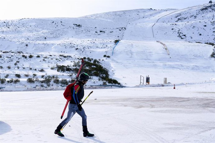 Archivo - Una persona camina por la estación de esquí y montaña de Alto Campoo.-ARCHIVO