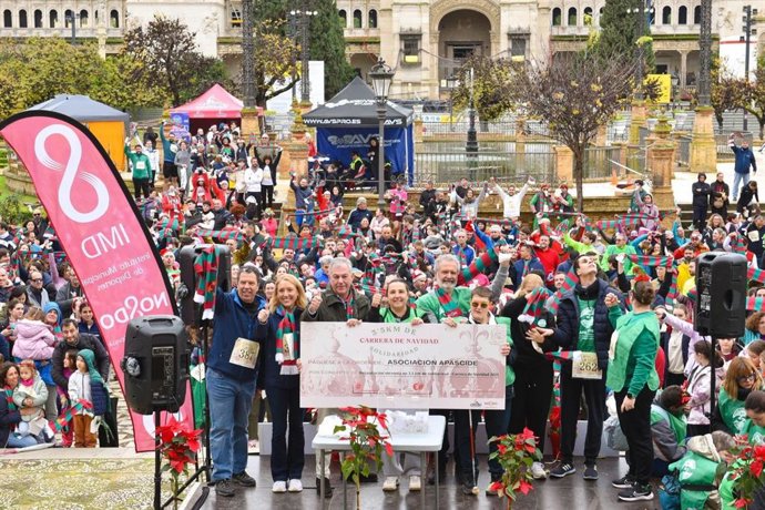 El alcalde de Sevilla, José Luis Sanz, presente en la I Carrera de Navidad de Sevilla en el Parque María Luisa.