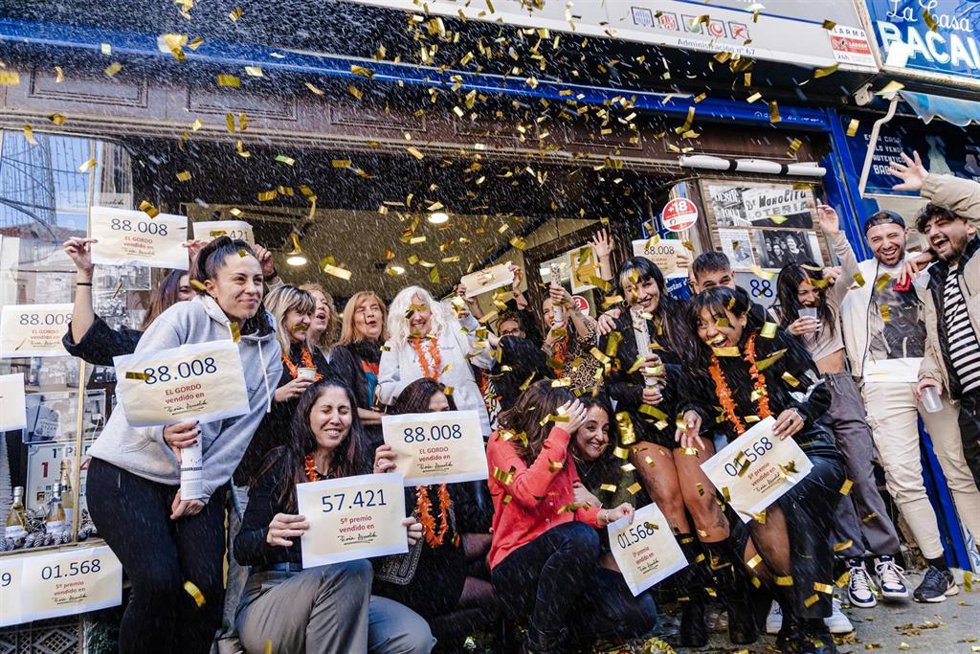 Archivo - Agraciados con el Primer Premio del Sorteo Extraordinario de Lotería de Navidad 2023 correspondiente al número 88008 celebran su suerte en la administración Doña Manolita, a 22 de diciembre de 2023, en Madrid (España). Hoy se celebra el Sort