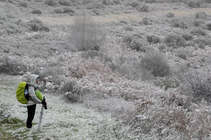 Archivo - Montañistas durante a nevada en Pedrafita, a 20 de novembro de 2025, en Lugo, Galicia (España).
