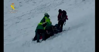 Efectivos del GREIM y un helicóptero de la Guardia Civil rescatan a dos senderistas tras una avalancha de nieve