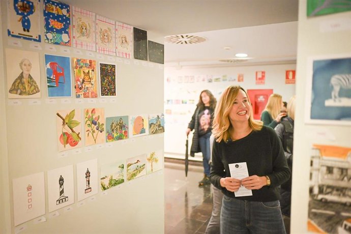 La secretaria general del PSOE Aragón y candidata socialista a la presidencia del gobierno aragonés, Pilar Alegría, este domingo durante su visita a la exposición 'Postales desde el limbo' que acoge la sala Cuarto Esapcio de la DPZ en el Coso.