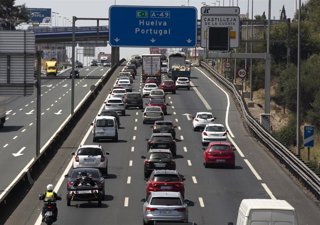 Archivo - Imagen de archivo de carretera Huelva sentido Portugal.