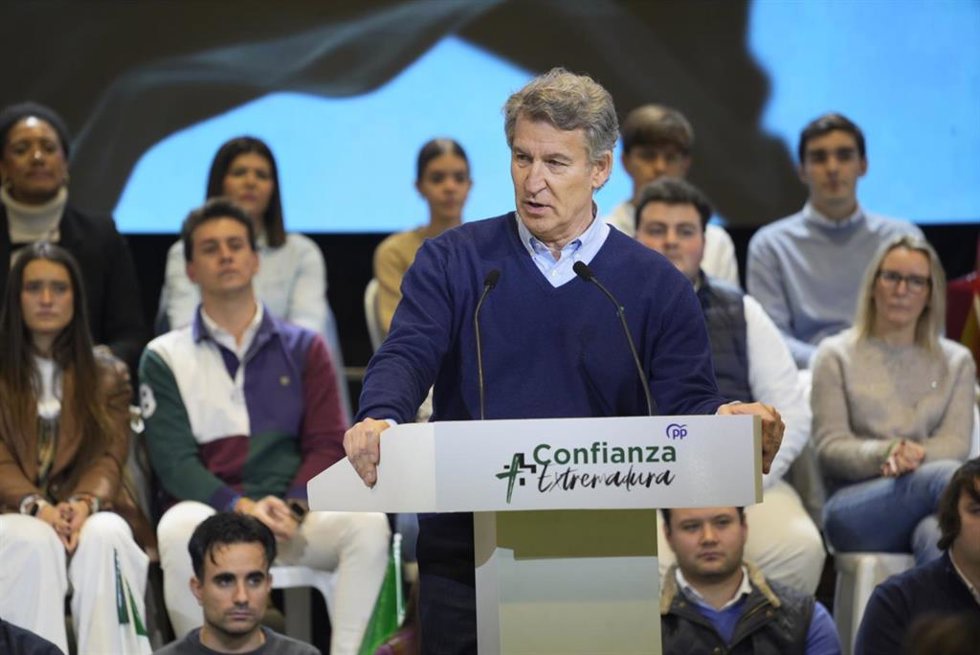 El presidente del PP, Alberto Núñez Feijóo, participa en un acto electoral, a 13 de diciembre de 2025, en Navalmoral de la Mata, Cáceres, Extremadura (España). Feijóo ha asegurado que "hay una gran mayoría de extremeños que comparten una misma percepció