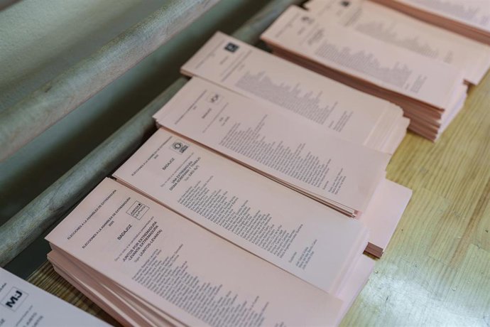 Papeletas electorales y sobres para las elecciones autonómicas en Extremadura en un colegio electoral, 