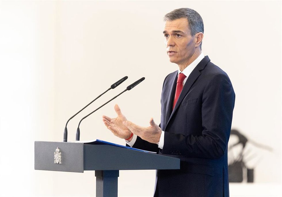 El presidente del Gobierno, Pedro Sánchez, durante una rueda de prensa, en el Palacio de la Moncloa, a 15 de diciembre de 2025, en Madrid (España). Sánchez ha hecho balance del curso político y ha presentado el informe periódico de rendición de cuentas 