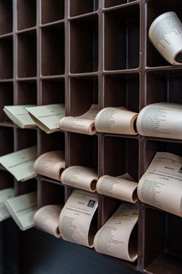 Papeletas electorales y sobres para las elecciones autonómicas en Extremadura en un colegio electoral, a