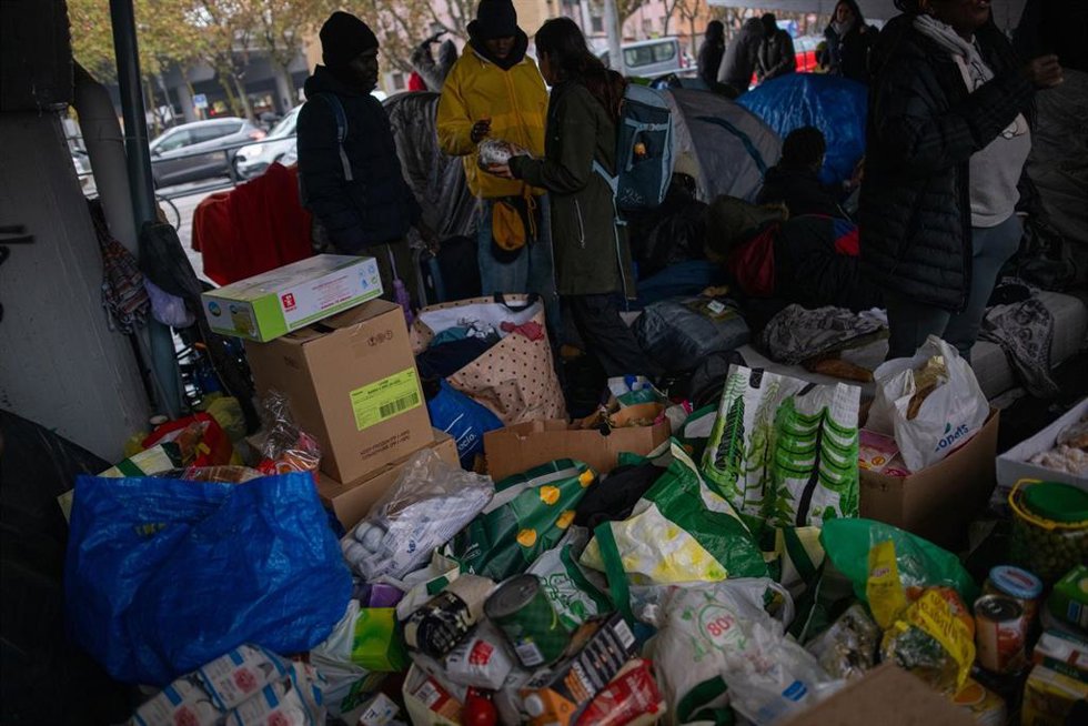 Personas desalojadas del antiguo Instituto B9 de Badalona acampan debajo de la salida 210 de la C-31, en el barrio de Sant Roc de Badalona (Barcelona)