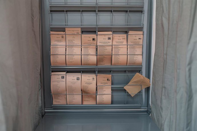 Papeletas electorales y sobres para las elecciones autonómicas en Extremadura en un colegio electoral, a 21 de diciembre de 2025