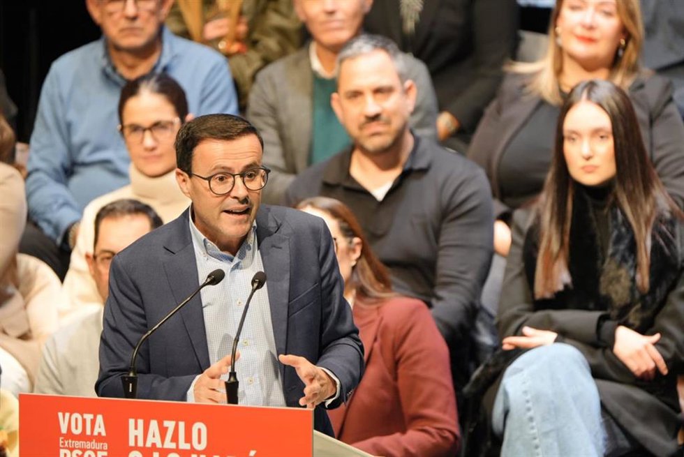 El candidato socialista a la Presidencia de la Junta, Miguel Ángel Gallardo, participa en el acto de cierre de campaña electoral, a 19 de diciembre de 2025, en Villanueva de la Serena, Badajoz, Extremadura (España). Gallardo afronta la recta final de la