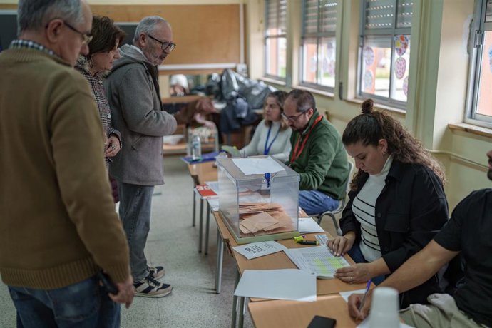 Ciudadanos ejercen su derecho al voto con motivo de las elecciones autonómicas en Extremadura en un colegio electoral, a 21 de diciembre de 2025, en Mérida, Badajoz, Extremadura (España).