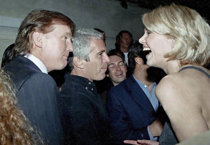 1997, Nova York, Nova York, EUA: Uma das 80 imagens divulgadas em 12 de dezembro de 2025 das 95.000 fotos intimadas pelo Comitê de Supervisão e Reforma da Câmara dos Estados Unidos depois que o presidente Trump assinou, em 19 de novembro de 2025, a "Lei d
