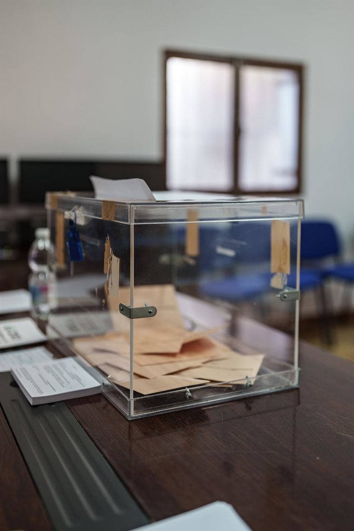 Papeletas electorales y sobres dentro de una urna electoral durante las elecciones autonómicas en Extremadura 