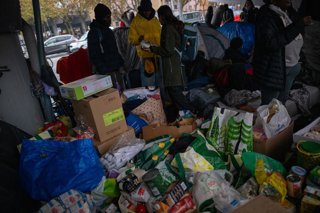 Persones desallotjades de l'antic Institut B9 de Badalona acampen sota la sortida 210 de la C-31, al barri de Sant Roc de Badalona (Barcelona)