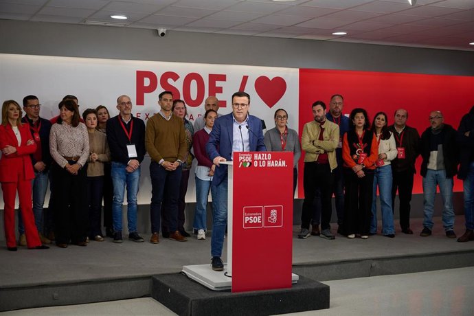 El candidato a la presidencia de Extremadura por el PSOE, Miguel Ángel Gallardo, durante el seguimiento de la noche electoral en la sede autonómica del PSOE