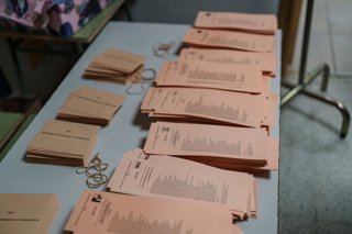 Paperetes electorals i sobres per a les eleccions autonòmiques a Extremadura en un col·legi electoral, a 21 de desembre de 2025, a Mèrida