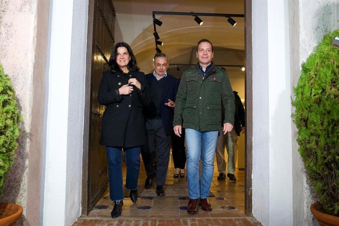 El candidato de Vox en las elecciones de Extremadura, Óscar Fernández, a su llegada a la sede en Mérida (Badajoz) para el seguimiento de la noche electoral.