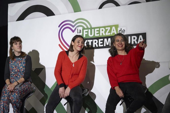 (I-D) La diputada de Unidas por Extremadura, Nerea Fernández, la secretaria política de Podemos, Irene Montero, la candidata de Unidas por Extremadura, Irene de Miguel, en un acto a 12 de diciembre de 2025, en Badajoz, Extremadura (España).