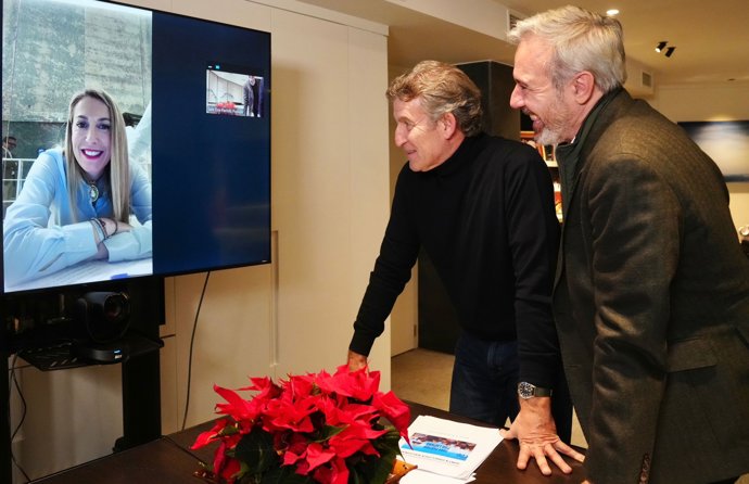 El líder del PP, Alberto Núñez Feijóo, felicita por videoconferencia a la candidata 'popular' en las elecciones a la Junta de Extremadura, María Guardiola, junto al presidente del PP en Aragón, Jorge Azcón
