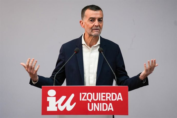 El coordinador federal de IU y candidato a la Presidencia de la Junta por la coalición Por Andalucía, Antonio Maíllo, ofrece una rueda de prensa, a 17 de diciembre de 2025 en Sevilla (Andalucía, España). 