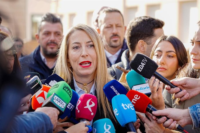 A presidente do PP de Extremadura e candidata à reeleição para a Presidência da Junta, María Guardiola, faz uma declaração à mídia após exercer seu direito de voto em sua seção eleitoral em 21 de dezembro de 2025 em Cáceres, Extremadura (