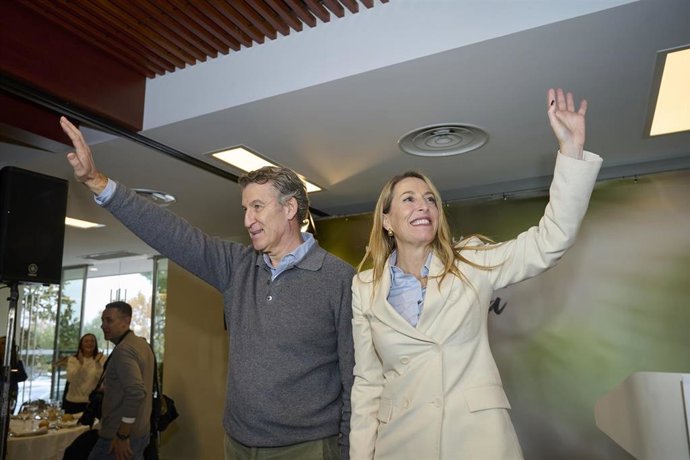 María Guardiola y el presidente del Partido Popular, Alberto Núñez Feijóo durante un mitin del PP, a 4 de diciembre de 2025, en Don Benito, Badajoz. Archivo.