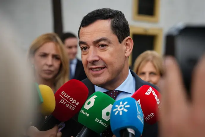 Juanma Moreno atiende a los medios