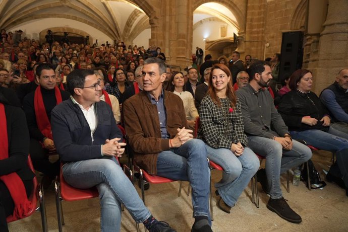 La portavoz del PSOE de la provincia de Cáceres, Irene Pozas (3i), el candidato socialista a la Presidencia de la Junta, Miguel Ángel Gallardo (i), y el presidente del Gobierno, Pedro Sánchez (2i), participan en un acto electoral, en el Complejo Cultural 