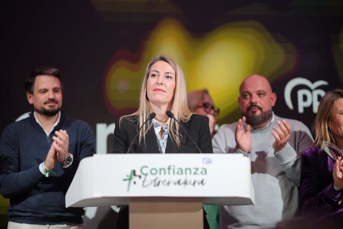 La candidata del PP a la Presidencia de la Junta de Extremadura, María Guardiola, comparece en el hotel de campaña tras el eescrutinio.