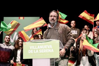 El presidente de VOX, Santiago Abascal, interviene durante la clausura de un acto público del partido, a 2 de diciembre de 2025 en Villanueva de la Serena, Badajoz, Extremadura (España). El acto se enmarca dentro de la precampaña electoral en Extremadura 