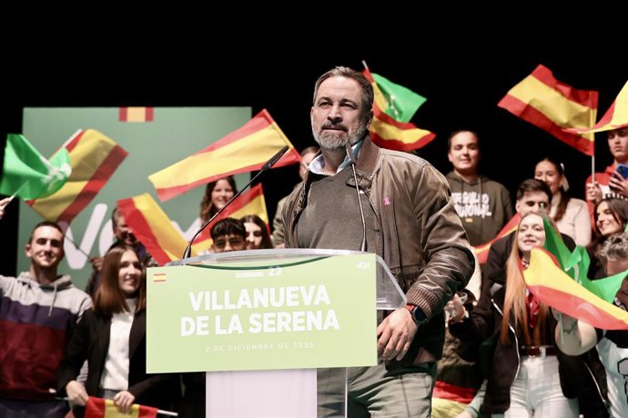 El presidente de VOX, Santiago Abascal, interviene durante la clausura de un acto público del partido, a 2 de diciembre de 2025 en Villanueva de la Serena, Badajoz, Extremadura (España). El acto se enmarca dentro de la precampaña electoral en Extremadura 
