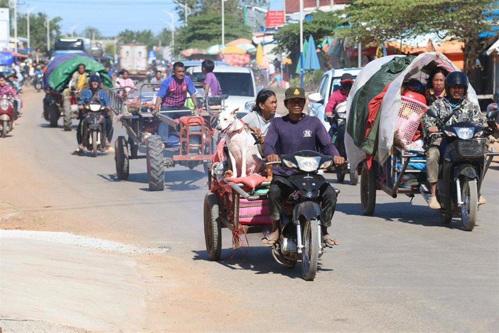 Civiles huyen del distrito de Srei Snam, en la provincia camboyana de Siem Reap, en medio del repunte de la violencia con Tailandia