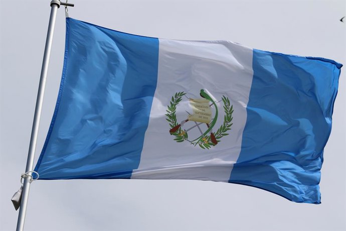 Archivo - 20 de junho de 2025, São Petersburgo, Rússia: A bandeira nacional da República da Guatemala tremulando ao vento em um mastro em São Petersburgo, Rússia.