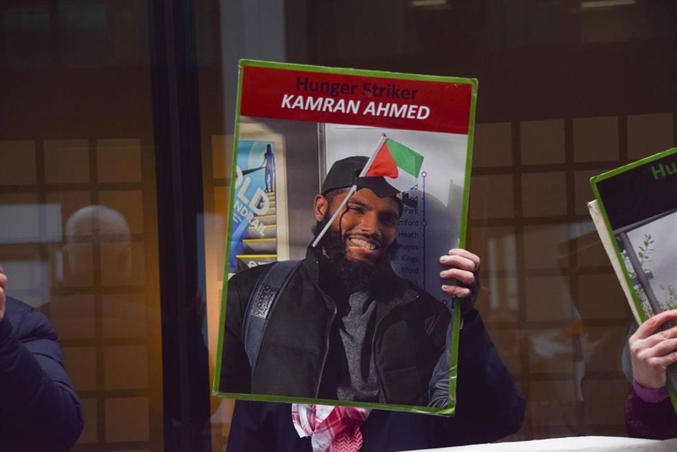 Un manifestante sostiene una foto de Kamran Ahmed durante una protesta frente al Departamento de Salud británico en solidaridad con los activistas propalestinos