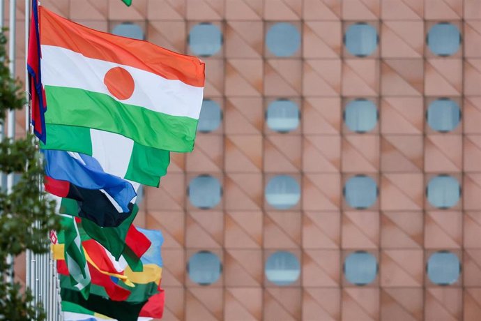 Archivo - En primer plano, bandera de Níger