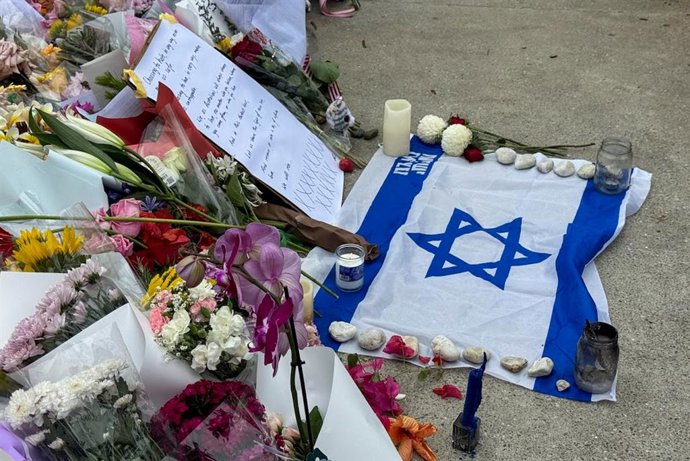 AUSTRALIA, SYDNEY - DECEMBER 16, 2025: A view of a makeshift memorial for the victims of the Bondi Beach shooting. On December 14, two gunmen attacked a Hanukkah event on Sydney's Bondi Beach. At least 15 people were killed and 42 injured. Best quality av