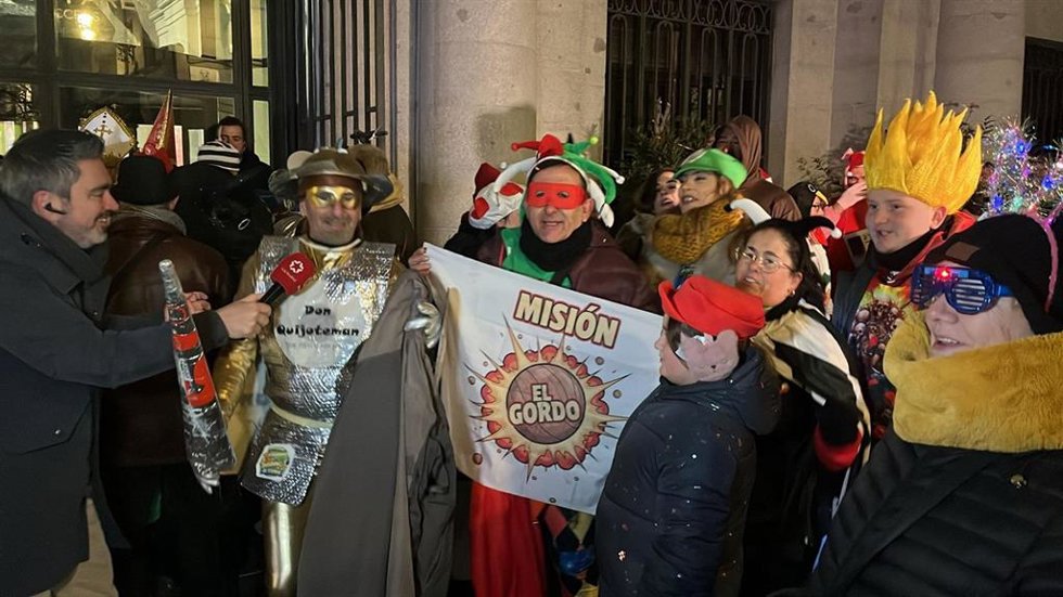 Asistentes al Sorteo Extraordinario de la Lotería de Navidad 2025 a las puertas del Teatro Real de Madrid el 22 de diciembre de 2025.