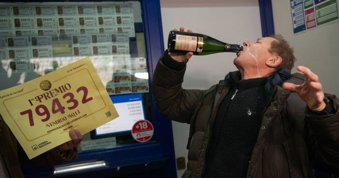 raciado con el ‘Gordo’ del Sorteo Extraordinario de la Lotería de Navidad 2025 correspondiente al número 79.432 celebran su suerte, a 22 de diciembre de 2025, en Madrid (España)