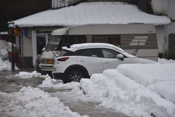 Archivo - Varios coches cubiertos de nieve, a 30 de enero de 2025, en Canfranc, Huesca, Aragón (España). 