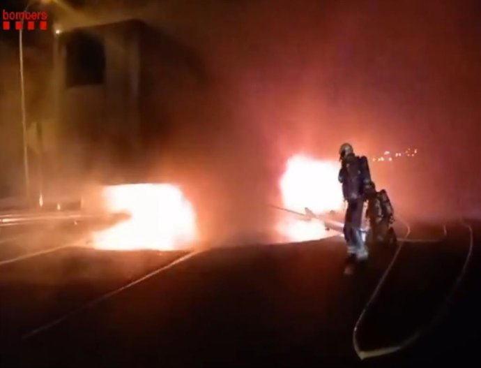 2 Carriles Cortados En La AP-7 En Tarragona En Sentido Sur Por El Incendio De Madrugada De Un Camión